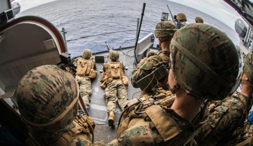مشاة البحرية الأمريكية يتعلمون من تكتيكات اليمنيين في البحر الأحمر