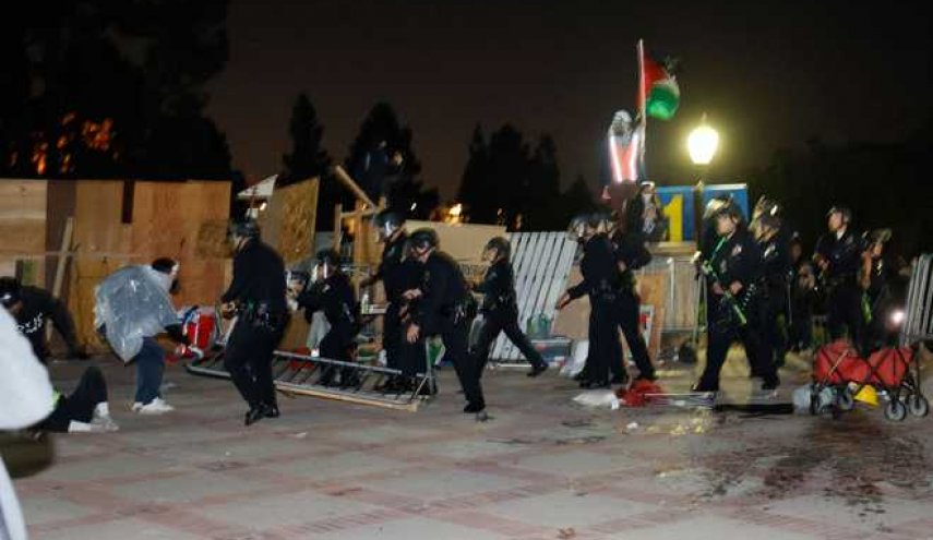 اقتحام وقنابل دخان..الشرطة تعتقل طلاب جامعة كاليفورنيا المؤيدين لغزة