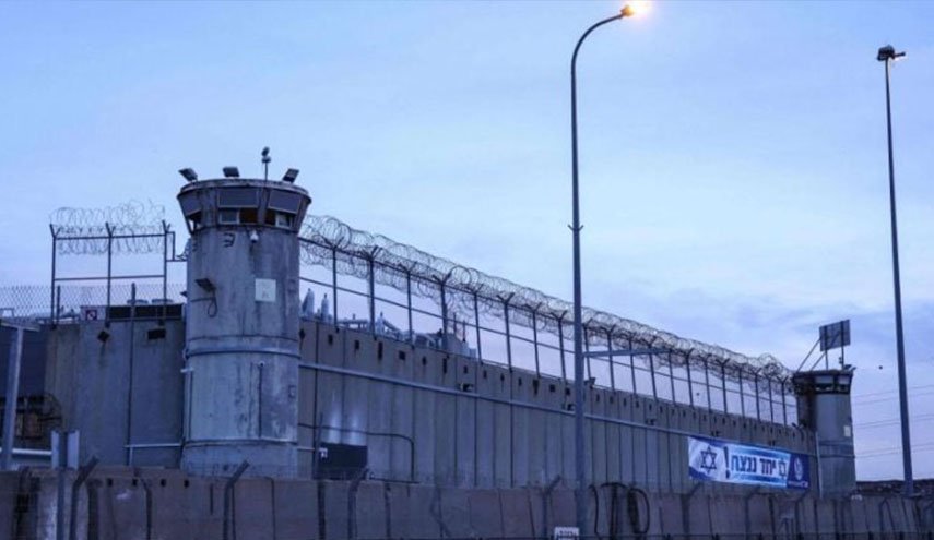 هآرتس: إسرائيل تواصل عرقلة زيارات الصليب الأحمر للأسرى الفلسطينيين