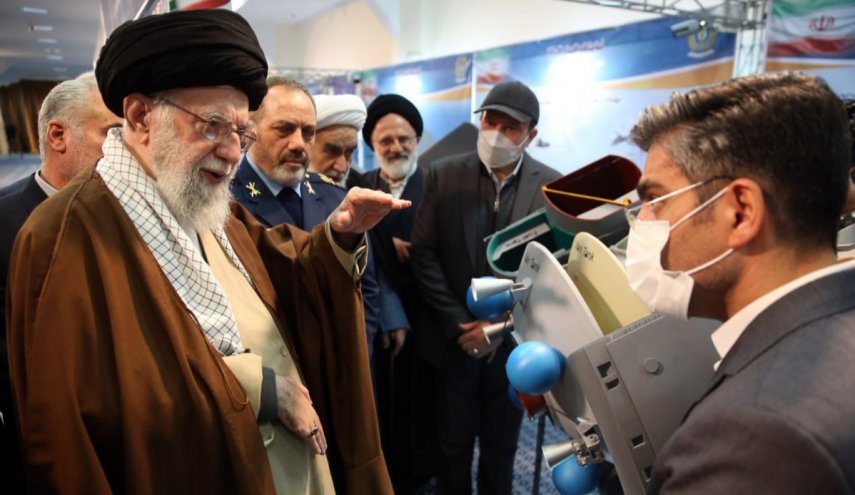 آية الله خامنئي يتفقد معرض إنجازات الصناعة الدفاعية الإيرانية