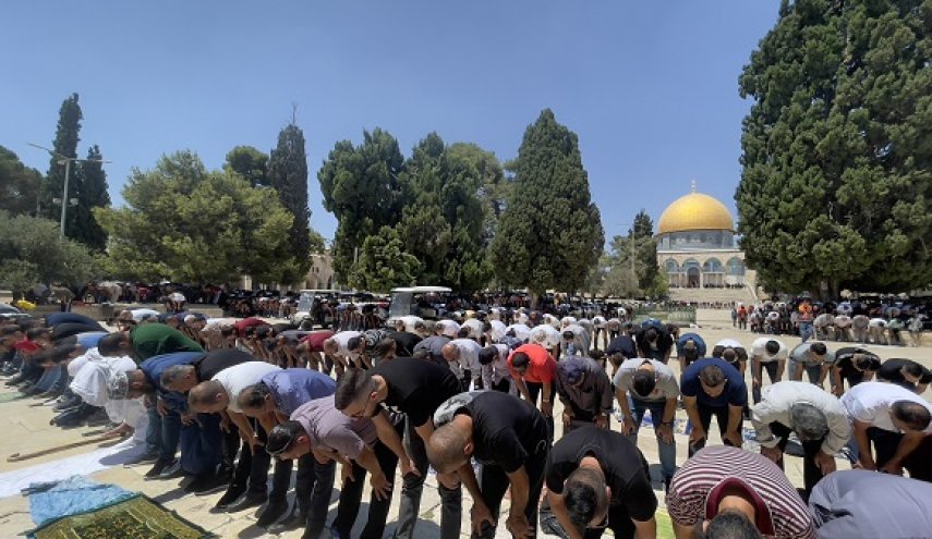 رغم تضيقات الاحتلال.. 40 ألفا يؤدون صلاة الجمعة بالمسجد الأقصى
