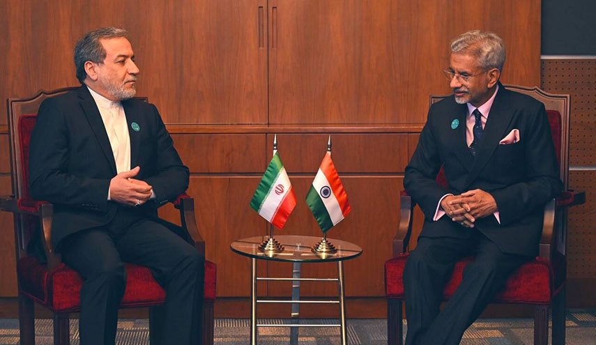وزير الخارجية الإيراني يلتقي نظیره الهندي في مسقط