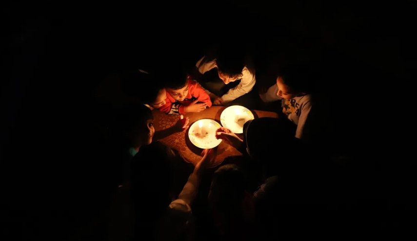 غزة تغرق في الظلام.. تداعيات خطيرة بعد تدمير الاحتلال قطاع الكهرباء