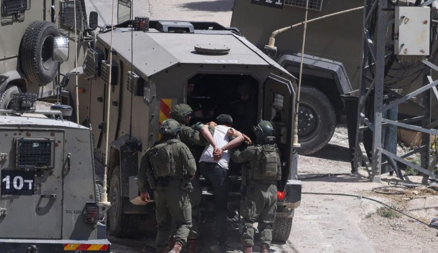 موجة اعتقالات واقتحامات تطال عدة مناطق في الضفة الغربية