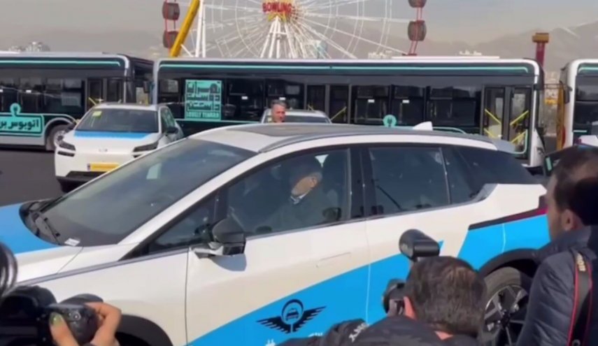 رئيس الجمهورية يرعى حفل تدشين حزمة النقل الكهربائي بالعاصمة طهران