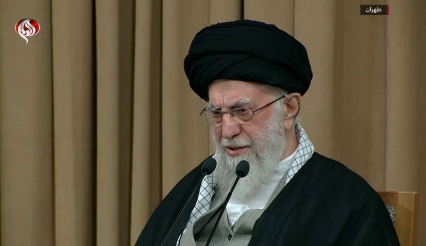 قائد الثورة: الشعب الايراني يواجه جبهة واسعة من قوى كافرة ومنافقة