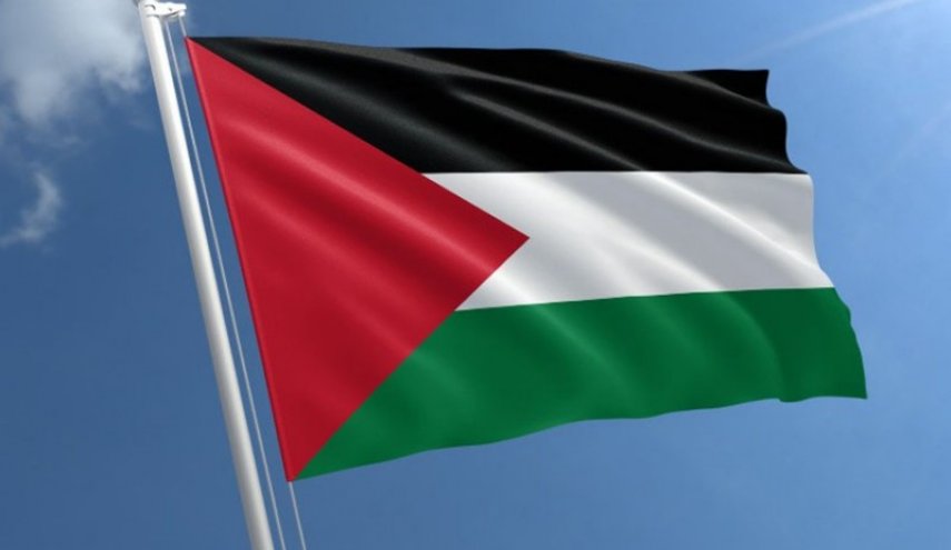 بالصورة.. رجل يتسلق برج بيغ بن رافعا علم فلسطين