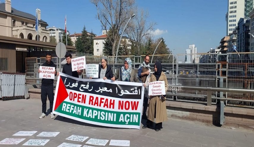 بالصور.. تظاهرات أمام سفارة مصر بتركيا للمطالبة بفتح معبر رفح