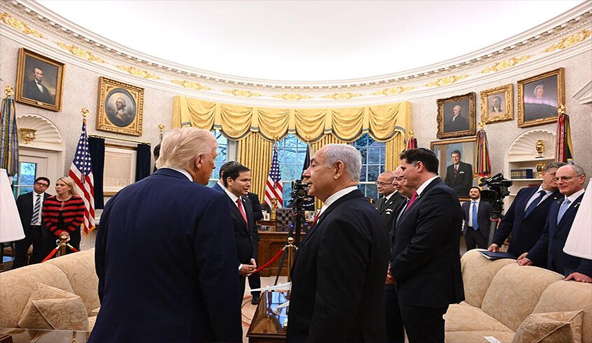 نتنياهو كان 'كومبارسا في استعراض'.. هكذا أحرجه ترامب بالبيت الأبيض!