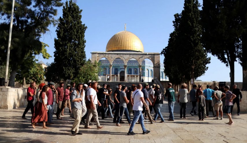 مستوطنون يقتحمون باحات المسجد الأقصى بحماية قوات الاحتلال