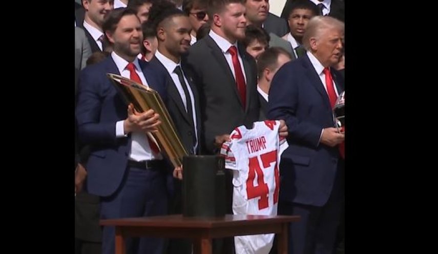 نائب الرئيس الأميركي يحرج نفسه في احتفال رياضي+فيديو