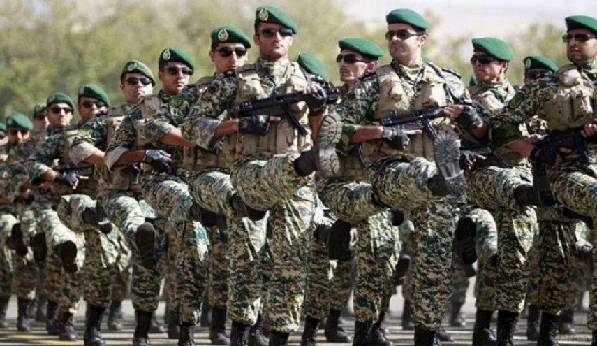 انطلاق الاستعراض العسكري بحضور الرئيس بزشكيان