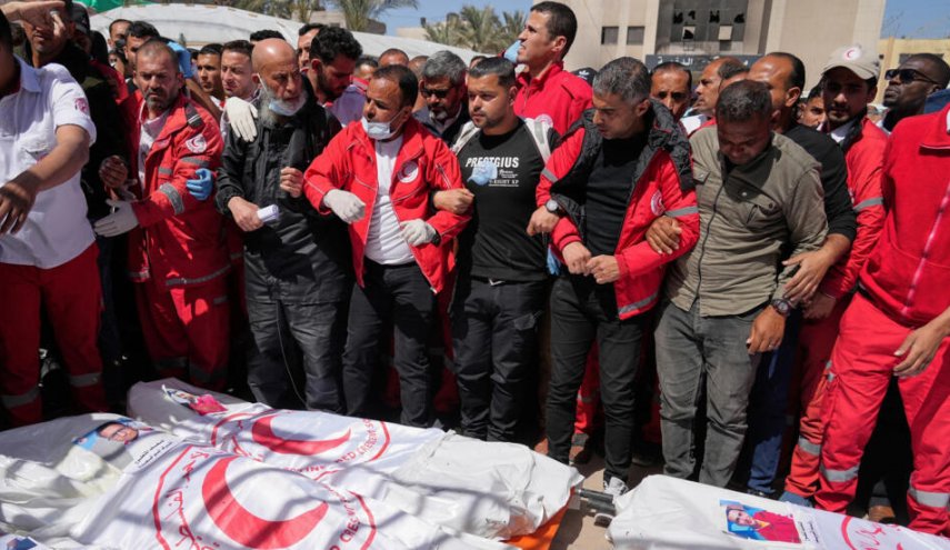 صحيفة عبرية تفجر مفاجأة وتنشر تفاصيل مجزرة رفح ضد المسعفين