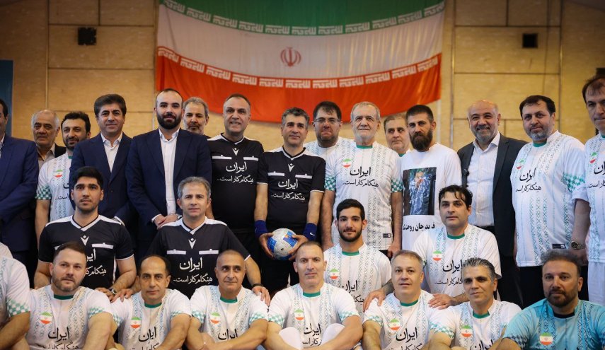 بالصور.. بزشكيان یشارك في مباراة كرة قدم تكريما لعمال ايران