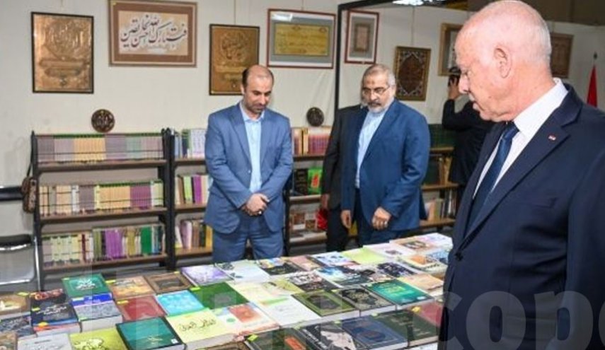 الرئيس التونسي يزور جناح إيران في معرض تونس الدولي للكتاب 