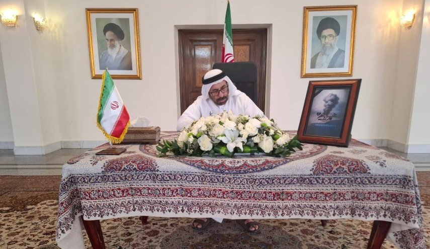 وزير الدولة الاماراتي يوقع سجل التعازي بضحايا حادث ميناء الشهيد رجائي
