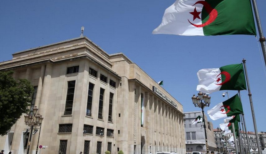 الجزائر تطرد عميلين للمخابرات الفرنسية يحملان جوازي سفر دبلوماسيين