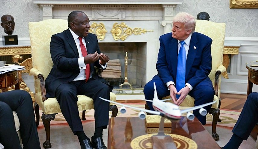 جنوب أفريقيا ترد على مزاعم ترامب خلال اللقاء مع سيريل رامافوزا


