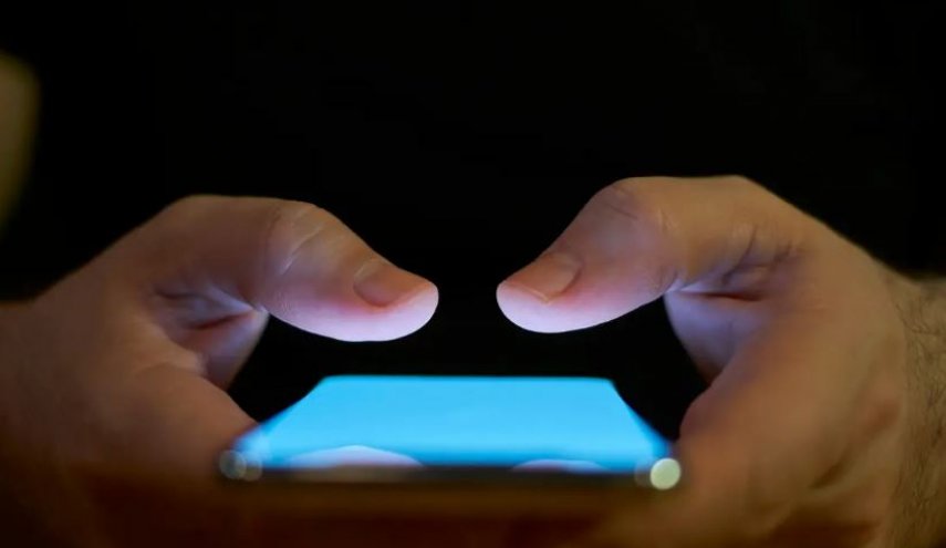 صور/ شاب ينحني للأبد والسبب الهاتف!