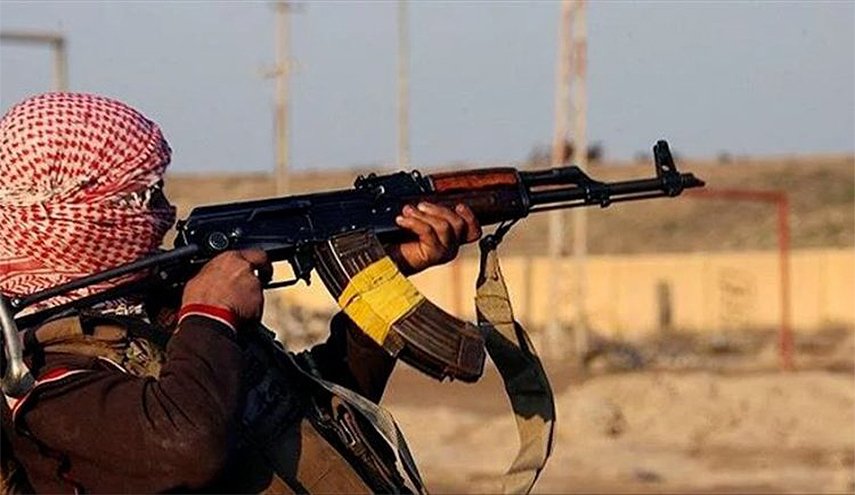 مسلحو 'داعش' يستهدفون عربة عسكرية لـ'قسد' في ريف الرقة