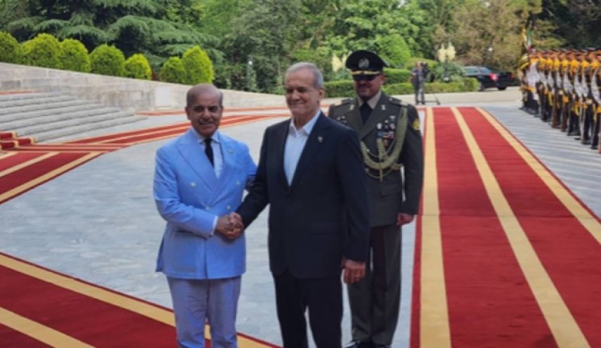 الرئيس بزشكيان يستقبل رسميا رئيس وزراء باكستان
