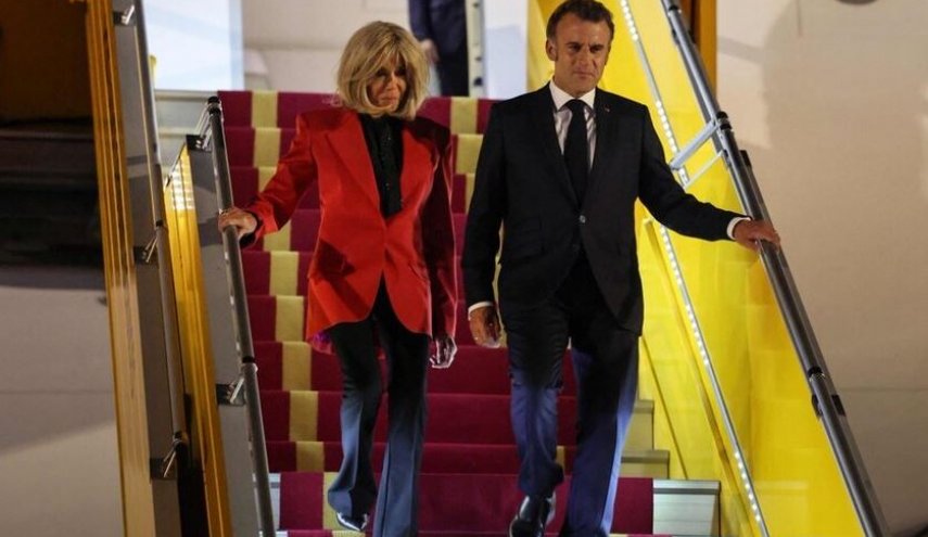 كيف علق ماكرون على فيديو يكشف تلقيه صفعة من زوجته؟