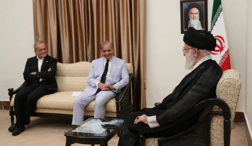 قائد الثورة : لا بد من إجراءات فعالة لوقف الجرائم في غزة