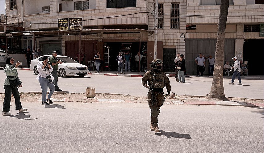 الاحتلال يستولي على أموال ومعدات بهجومه على محال صرافة بالضفة