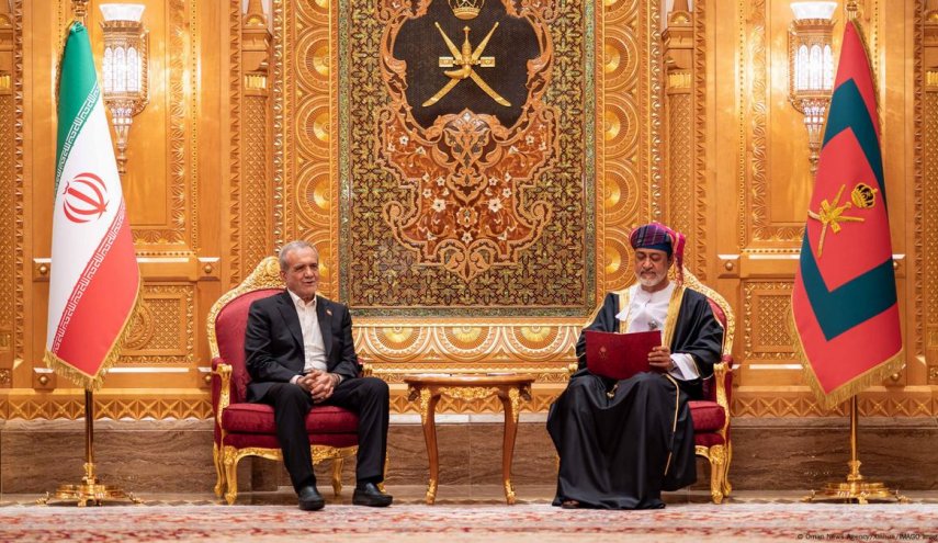  الرئيس بزشكيان: إيران وعمان تعتمدان مبدأ 'التنمية جنبا الى جنب'