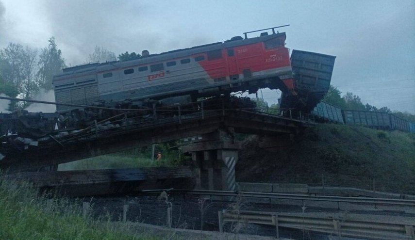 مصرع 7 وإصابة 69 آخرين في حادث انهيار جسر لحظة مرور قطار بروسيا