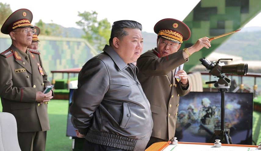 بالصور.. فشل بالونات عملاقة في إنقاذ مدمرة كورية شمالية من الغرق