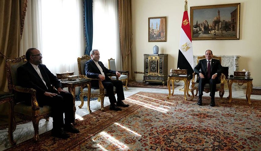 وزير الخارجية يلتقي الرئیس المصري في القاهرة