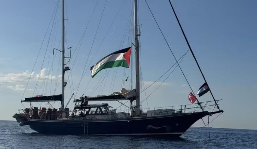 سفينة الحرية تواصل رحلتها نحو غزة رغم تهديدات الاحتلال 