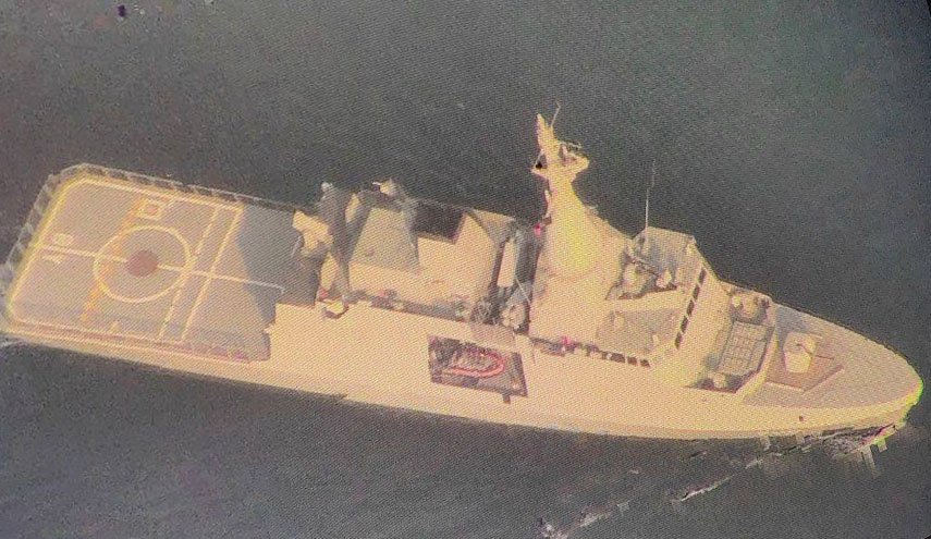 ناوشکن جاسوسی انگلیسی در دریای عمان متوقف شد 