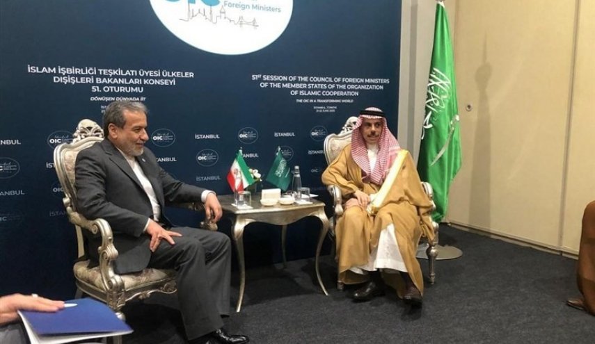 وزير الخارجية الايراني يلتقي نظيریه السعودي والقطري في اسطنبول