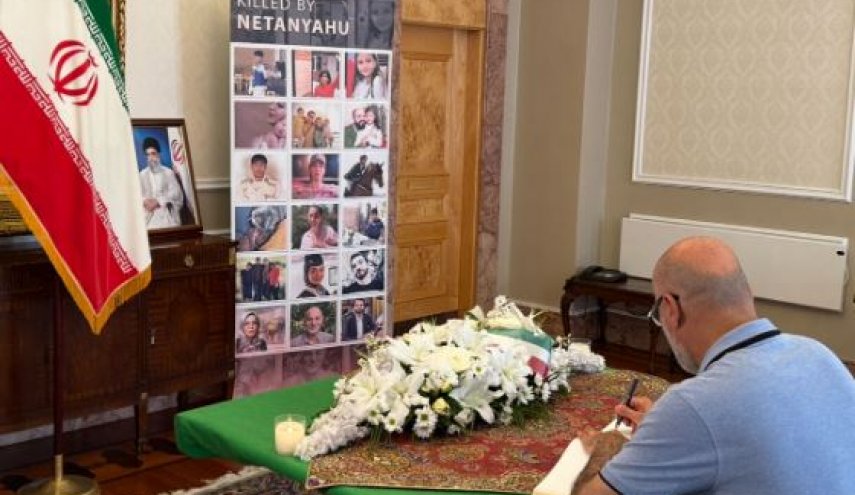 ادای احترام سفرا و دیپلمات‌های خارجی در لندن به شهدای جنگ تحمیلی رژیم صهیونیستی