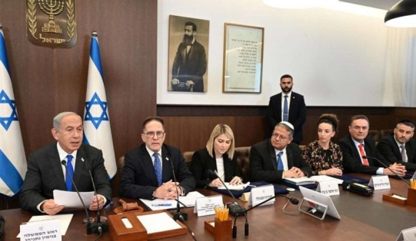 إنقسام حاد بين الأوساط السياسية 