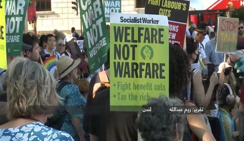 تظاهرات در انگلیس علیه کاهش حمایت از نیازمندان برای افزایش بودجه نظامی
