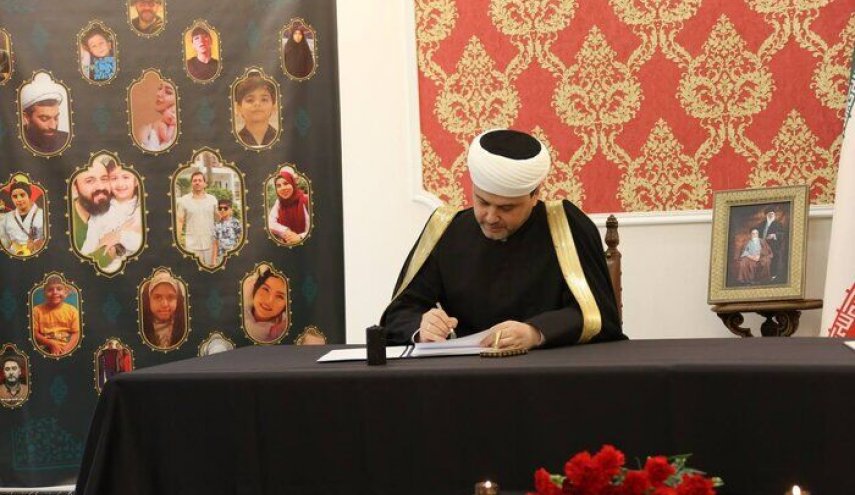 مفتي روسيا يوقع سجل التعازي لشهداء الحرب المفروضة
