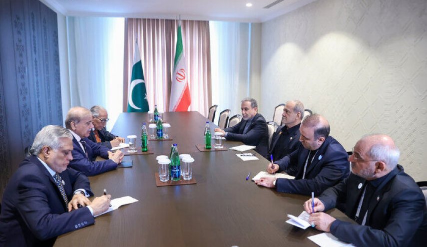 الرئیس بزشکیان يلتقي رئيس الوزراء الباكستاني