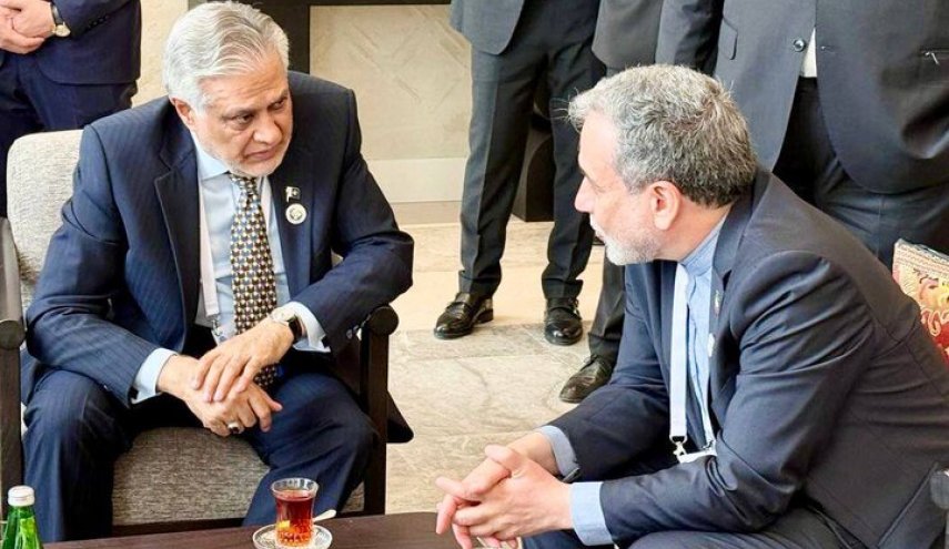 على هامش قمة إيكو: وزير الخارجية الإيراني يلتقي نظيره الباكستاني