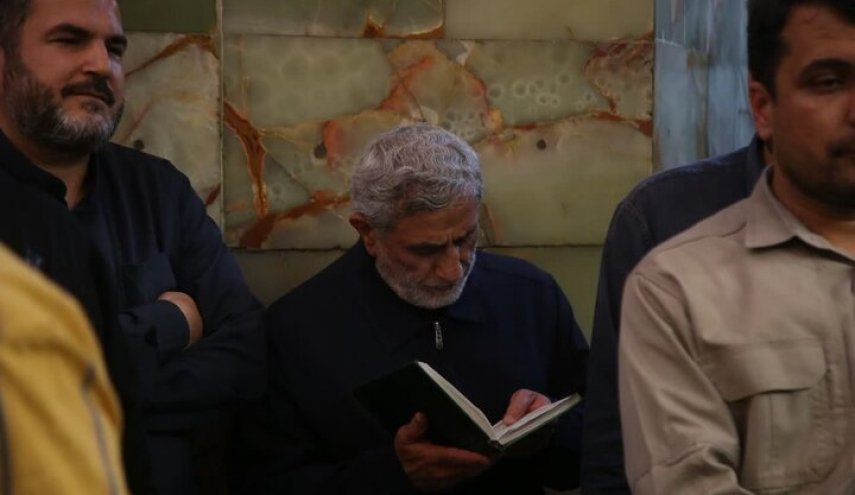 حضور سردار اسماعیل قاآنی بر سر مزار سرلشکر شهید ایزدی