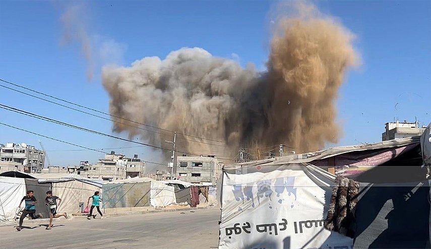 شهداء وجرحى من منتظري المساعدات بقصف مدفعي للاحتلال وسط غزة