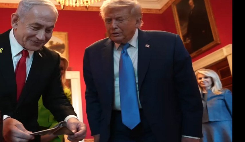 شاهد: نتنياهو يهدي ترامب هدية رمزية في البيت الأبيض!