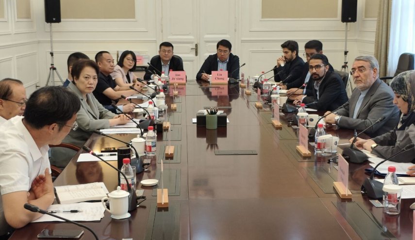 سفير ايران في الصين يلتقي مفكرين صينيين
