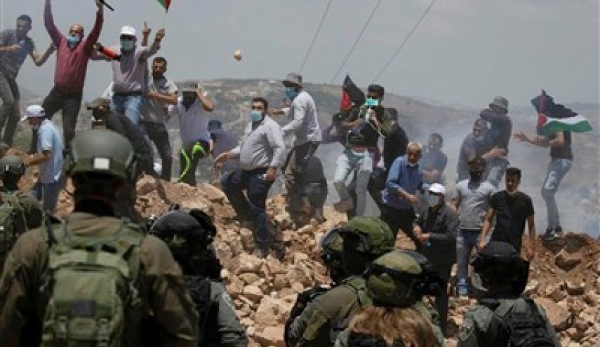 حمله وحشیانه شهرک‌نشینان صهیونیست به سمت فلسطینی‌ها در کرانه باختری
