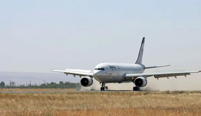 أول طائرة تهبط في مطار أصفهان بعد توقف دام 34 يوما