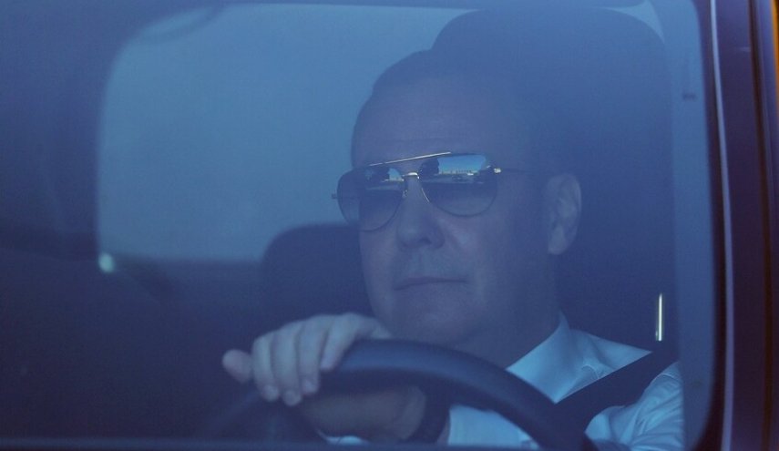 مدفيديف يرد بسخرية على تحذير ترامب له ويذكّره بـ