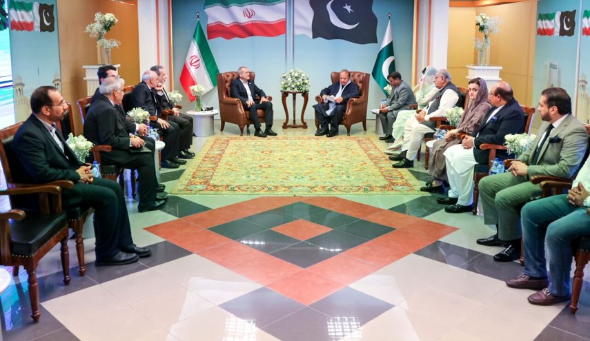 ادای احترام رئیس جمهور ایران به علامه اقبال لاهوری
