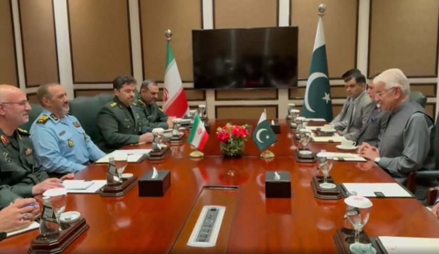 دیدار وزرای دفاع ایران و پاکستان در حاشیه سفر پزشکیان + فیلم
